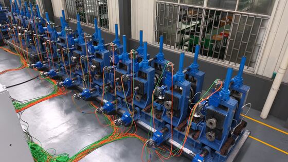 Zgrzewarka do rur ze stali stopowej z akumulatorem i stołem wypływowym do ciągłej produkcji rur przemysłowych